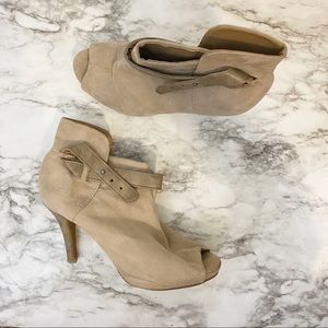 Madden Girl Suede Peep Toe Adjustable Strap Heels Tan Beige Sz 8